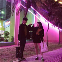 美女抱黑貓咪頭像5